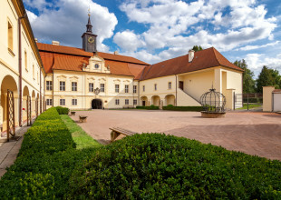 Výstava Otevřenýma očima i koutkem oka na zámku Chrast