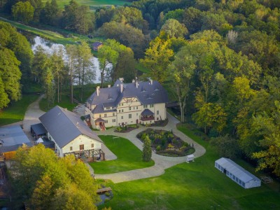 Castle or palace? Choose your residence for the weekend!
